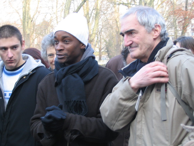 Nina Kibuanda (au centre) lors d&#039;un rassemblement devant la sous préfecture d&#039;Antony pour un élève du lycée Jean-Jaurès qu&#039;il a